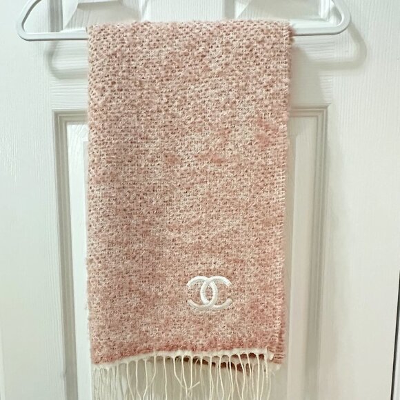 CHANEL cashmere and wool pink scarf - Picture 1 of 8